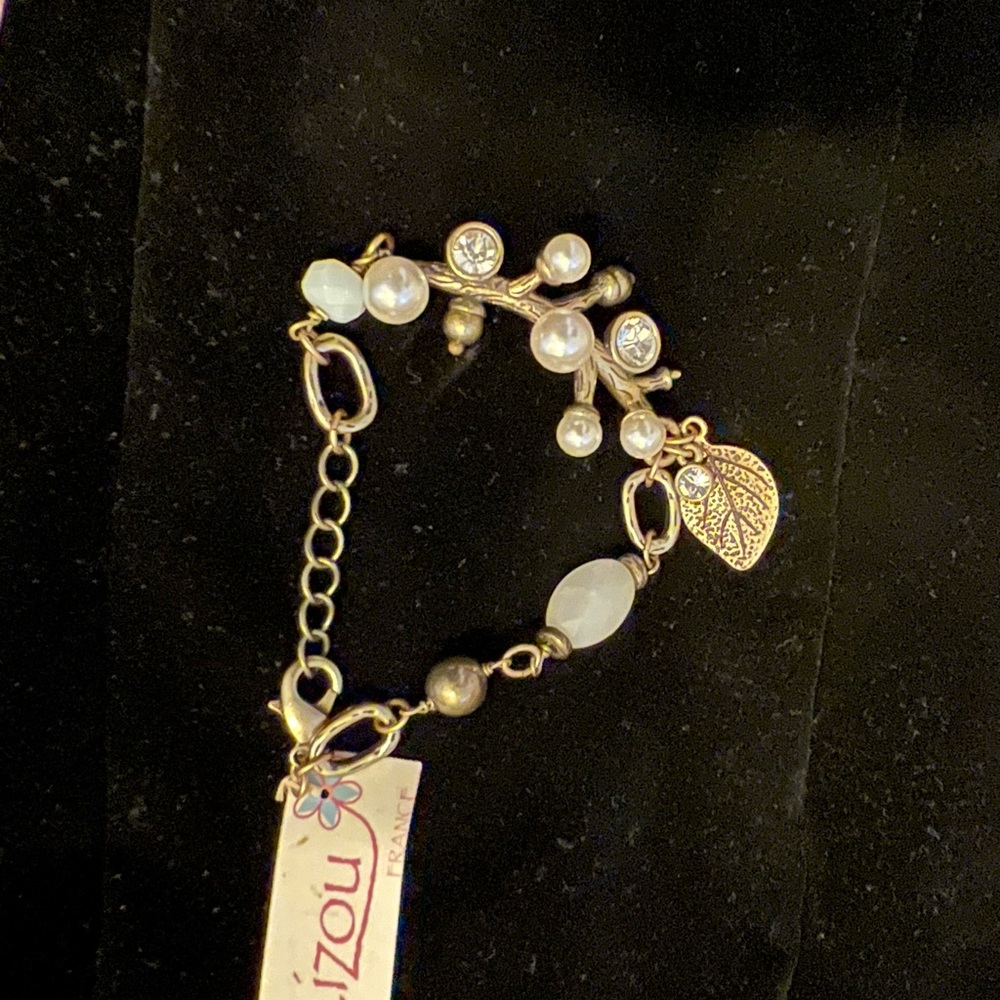 Cute Gold Tone fashion bracelet with pearls